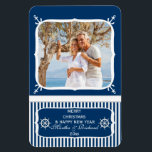 Elegant Nautical Beach Foto Merry Christmas Magne Magnet<br><div class="desc">Personalisieren Sie dieses elegante nautische Strand Thema Anker Foto "Frohe Weihnachten & Glück Neues Jahr" Magnet mit Ihrem Namen,  Jahr und Foto. Sie können sogar den Gruß personalisieren. Klicken Sie auf "Anpassen",  um Schriftart-Stile,  -größen und/oder -farben zu ändern und/oder Ihr Foto nach Bedarf anzupassen.</div>