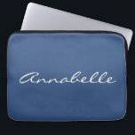 Elegant Navy Handgeschriebener Skriptname Benutzer Laptopschutzhülle<br><div class="desc">Dieses individuelle Laptop-Gehäuse mit Ihrem Namen in schönen handgeschriebenen Schriftzeichen auf einem stilvollen Navy Blue-Hintergrund. Tolle Geschenkidee.</div>