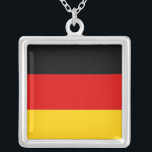 Elegant Necklace mit der Flagge Deutschlands Versilberte Kette<br><div class="desc">Fügen Sie Ihrer Accessoires-Kollektion eine Touch deutschen Stolzes hinzu mit unserer exklusiven Halskette mit der Flagge Deutschlands! Diese Halskette ist mehr als nur ein stilvolles Stück, sie ist eine Feier des deutschen Kulturerbes und der kulturellen Identität. Das elegante Design zeigt die ikonische deutsche Fahne und macht diese Halskette zu einem...</div>