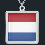 Elegant Necklace mit Flagge der Niederlande Versilberte Kette<br><div class="desc">Fügen Sie Ihrer Accessoires-Kollektion eine Touch holländischer Eleganz mit unserer atemberaubenden Halskette unter der Flagge der Niederlande hinzu! Diese Halskette ist mit viel Liebe zum Detail gestaltet und ist nicht nur ein schönes Schmuckstück, sondern auch eine Feier des niederländischen Stolzes und der kulturellen Identität. Das auffallende Design zeigt die berühmte...</div>