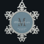Elegant Newlyweds etablierte Blue Monogram Name Schneeflocken Zinn-Ornament<br><div class="desc">Mit diesem eleganten New-lyweds etablierten Blue Monogram Name Snowflake Pewter Weihnachtsschmuck geben Sie einen perfekten Sake. Es ist ein modernes, individualisierbares Design in staubigen Blau, Weiß und Grau. Die ersten Namen von Braut und Bräutigam stehen im Zentrum der modernen weißen Schrift Schrift, und der Anfang des neuen Nachnamens ist grau....</div>