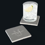 Elegant Newlyweds etablierte Monogram Name Gray Steinuntersetzer<br><div class="desc">Mit diesem eleganten, neu etablierten Monogram Name Grey Stone Untersetzer erhalten Sie einen perfekten Sake. Es ist ein modernes, individualisierbares Design in dunkelgrau, weiß und hellgrau. Die ersten Namen von Braut und Bräutigam stehen im Zentrum der modernen weißen Schrift Schrift, und der Anfang des neuen Nachnamens ist grau. Das etablierte...</div>