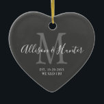 Elegant Newlyweds etablierte Monogram Name Heart Keramik Ornament<br><div class="desc">Mit diesem eleganten, neu etablierten Monogram Name Heart Keramik Ornament geben Sie einen perfekten Sake. Es ist ein modernes, individualisierbares Design in dunkelgrau, weiß und hellgrau. Die ersten Namen von Braut und Bräutigam stehen im Zentrum der modernen weißen Schrift Schrift, und der Anfang des neuen Nachnamens ist grau. Das festgestellte...</div>