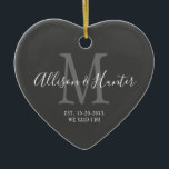 Elegant Newlyweds etablierte Monogram Name Heart Keramik Ornament<br><div class="desc">Mit diesem eleganten, neu etablierten Monogram Name Heart Keramik Ornament geben Sie einen perfekten Sake. Es ist ein modernes, individualisierbares Design in dunkelgrau, weiß und hellgrau. Die ersten Namen von Braut und Bräutigam stehen im Zentrum der modernen weißen Schrift Schrift, und der Anfang des neuen Nachnamens ist grau. Das festgestellte...</div>