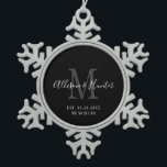 Elegant Newlyweds Name Schneeflocken Zinn-Ornament<br><div class="desc">Mit diesem eleganten New-lyweds etablierten Monogram Name Snowflake Pewter Weihnachtsschmuck einen perfekten Sake. Es ist ein modernes, anpassbares Design in Schwarz, Weiß und Grau. Die ersten Namen von Braut und Bräutigam stehen im Zentrum der modernen weißen Schrift Schrift, und der Anfang des neuen Nachnamens ist grau. Das festgestellte Datum befindet...</div>