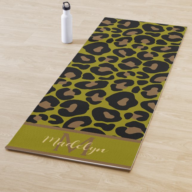 Elegant olive green and black leopard Monogrammed  Yogamatte (Beispiel)