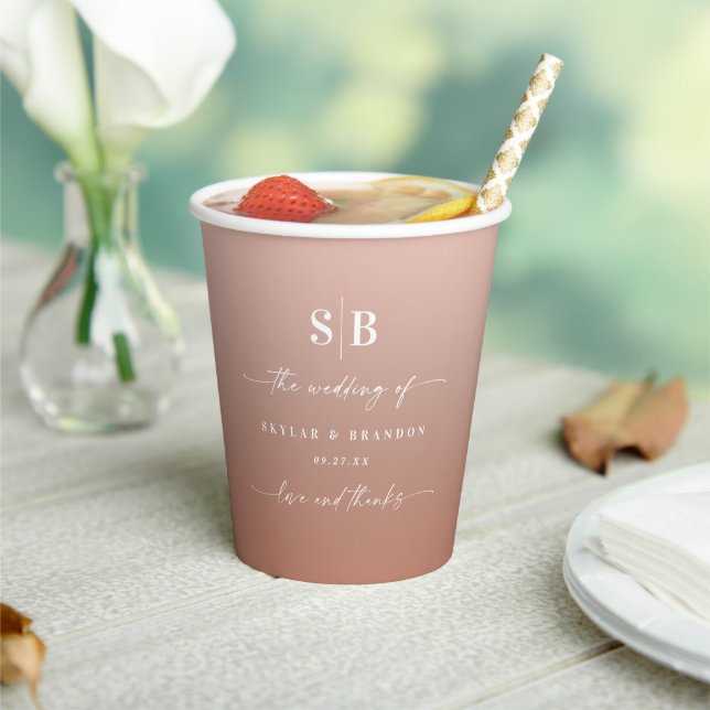 Elegant Ombre Clay & Pink Mit Monogramm Wedding Pappbecher (In Situ)