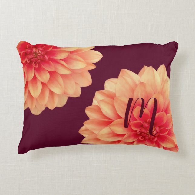 Elegant Orange Dahlias Blume Burgundy Monogram Dekokissen (Vorderseite)