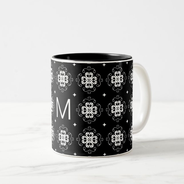 Elegant Ornate Black and White Pattern Monogram Zweifarbige Tasse (VorderseiteRechts)