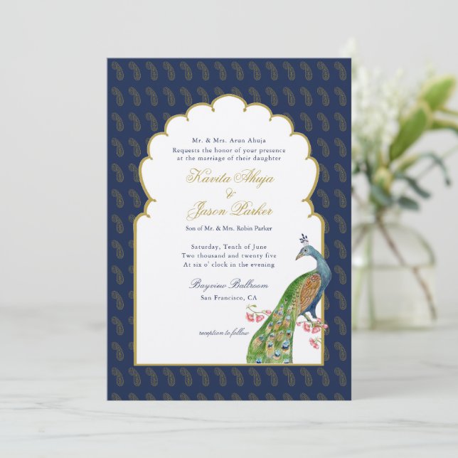 Elegant Peacock Indische Hochzeit Navy Blau Einladung (Stehend Vorderseite)