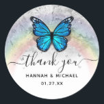 Elegant Rainbow Template Blue Butterfly Danke Runder Aufkleber<br><div class="desc">Bitte beachten Sie: Der Monarchen-Schmetterling kann mit dieser eleganten DIY-Vorlage in JEDE Farbe des Regenbogens geändert werden. Erstellen Sie Ihre eigenen Schmetterlingsticker für jeden magischen Moment, in dem diese Gartenschönheiten eine Rolle spielen. Das originale Aquarellwerk von Raphaela Wilson zeigt einen großen 3D-Blauen Schmetterling, aber dieser Farbton kann beliebig verändert werden....</div>