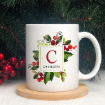 Elegant Red Christmas Greenery Monogram Kaffeetasse<br><div class="desc">Ein wunderschönes,  blumengeschmücktes Weihnachtsgebirge mit grünen Blätter und roten Beeren umrahmt Ihren eleganten Monogramm-Initial und Namen,  der personalisiert werden kann.</div>