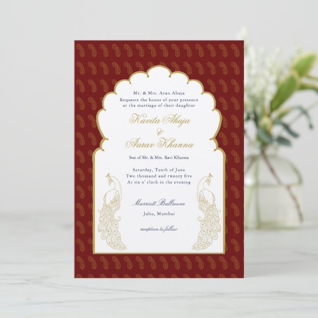 Elegant Red & Gold Peacock Indianerhochzeit Einladung (Stehend Vorderseite)