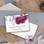 Elegant Red Violet Green Floral Save the Date<br><div class="desc">Eine üppige,  elegante,  florale botanische Save the Date Hochzeitsankündigung in Rot-Violett und Rosa mit Blattgrün. Im Kontrast zu klassischer und zeitloser Serifentypografie. Moderne Eleganz.</div>