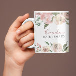 Elegant Rosa Personalisierte Brautjungfrau Kaffeetasse<br><div class="desc">Elegantes Rosa und elfenbeinfarbene Blume aus Aquarell umrahmen die Ober- und Unterkante dieser herrlichen Frühjahrsheirat-Tasse für Ihr Brautparty. Inmitten der Pfirsichbäume,  die Ihre Brautjungfrau oder die Trauzeugin in Kalligraphie umgeben,  schmücken die grünen Salbei-Blätter den personalisierten Namen.</div>