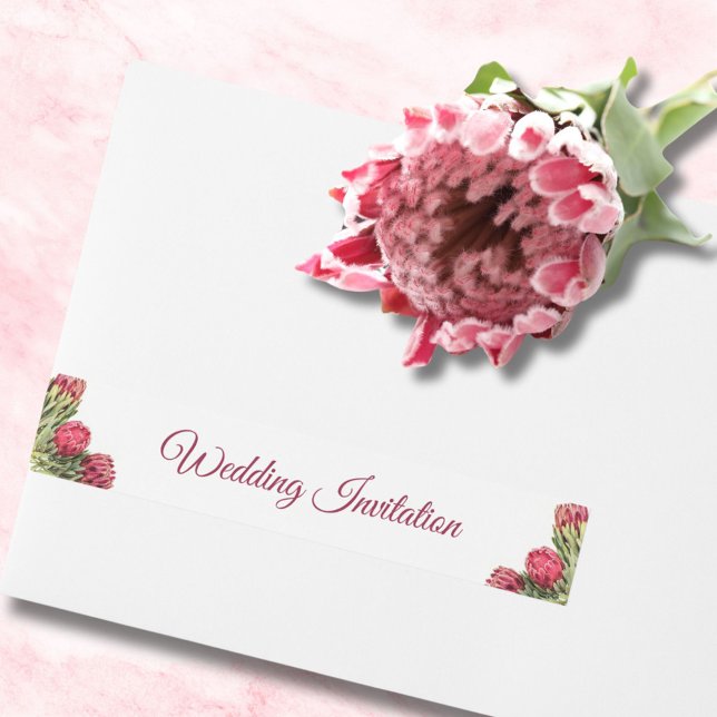 Elegant rosa Proteas Weißer Text Einladung Hochzei Rundum-Adressaufkleber (Von Creator hochgeladen)