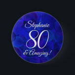 Elegant Royal Blue 80 und Phantastisch Geburtstag Button<br><div class="desc">Elegant Royal Blue 80 and Amazing Birthday Party button Special elegant Royal Blue Birthday party button pin pin specially designed for your friends who are turning 80 and are amazing! Personalize this birthday party button pin with their name. Perfect for the party as a favor for your guests. Can be...</div>