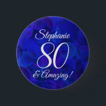 Elegant Royal Blue 80 und Phantastisch Geburtstag Button<br><div class="desc">Elegant Royal Blue 80 and Amazing Birthday Party button Special elegant Royal Blue Birthday party button pin pin specially designed for your friends who are turning 80 and are amazing! Personalize this birthday party button pin with their name. Perfect for the party as a favor for your guests. Can be...</div>