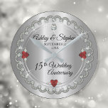 Elegant Ruby | Diamanten 15. Hochzeitstag Runde Wanduhr<br><div class="desc">Opulente Eleganz umrahmt dieses 15-jährige Hochzeitsstipendesign in einem einzigartigen geschmolzenen Diamantendesign mit zentrischem Teardrop-Diamant mit herzförmigen rubinförmigen Akzenten und Imitaten, die Glitzern auf einem silberfarbenen Farbverlauf hinzufügen. Bitte beachten Sie, dass alle Verzierungen bedruckt sind und nur so gedruckt werden, dass sie möglichst real in einem flachen, bedruckten Design erscheinen. Dazu...</div>