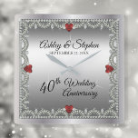 Elegant Ruby | Diamanten 40. Hochzeitstag Quadratische Wanduhr<br><div class="desc">Opulente Eleganz umrahmt dieses 40-jährige Hochzeitsstipendesign in einem einzigartigen geschmolzenen Diamantendesign mit zentrischem Teardrop-Diamant mit herzförmigen rubinförmigen Akzenten und Imitaten, die Glitzern auf einem silberfarbenen Farbverlauf hinzufügen. Bitte beachten Sie, dass alle Verzierungen bedruckt sind und nur so gedruckt werden, dass sie möglichst real in einem flachen, bedruckten Design erscheinen. Dazu...</div>
