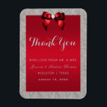 Elegant Ruby Red, Silver Glitzer Wedding Magnet<br><div class="desc">Elegante funkelnd Gastgeschenk Hochzeit Dankeschön Magnet mit einem klassischen romantischen roten Bogen und einem hübsch glänzenden silbernen Glitzer. Der gesamte Text ist vollständig an Ihre Bedürfnisse angepasst. Wenn Sie Hilfe benötigen, um Ihr Produkt anzupassen oder passende Produkte wünschen, kontaktieren Sie mich bitte über meinen Shop und ich werde Ihnen gerne...</div>