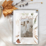 Elegant Rustic Boho Floral Pampas Save the Date<br><div class="desc">Dieses elegante Design besticht durch atemberaubende würzbraune, moosgrüne und cremefarbene Bouquets mit blühenden Böhmen. Um die Details Ihres Tages zu verbessern, beinhaltet das Drehbuch kalkartige Kalligraphie und Ihr schönes Foto gegen einen durchsichtigen Deckenrahmen. Bringen Sie Ihre persönlichen Daten auf der Vorderseite mit Ihren Monogramm-Initialen auf der Rückseite der Karte ein,...</div>