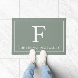 Elegant Sage Green Initial Familienname Fußmatte