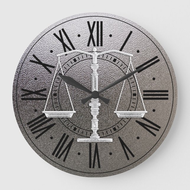 Elegant Scales of Justice | Graphic Metallic Große Wanduhr (Vorderseite)