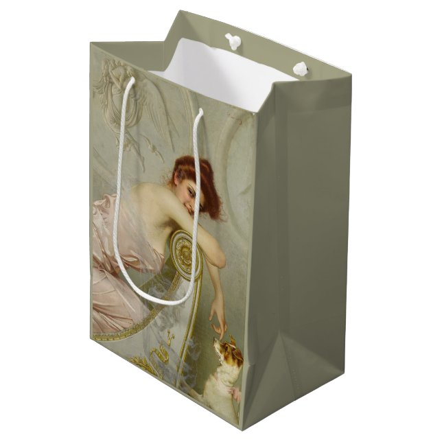 Elegant schöne Dame, die ihren Welpen kitzelt Mittlere Geschenktüte (Vorderseite Schrägansicht)