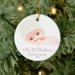 Elegant Script Baby's First Christmas Foto Cerami Keramik Ornament<br><div class="desc">Dieser runde Weihnachtsschmuck bietet dem Baby das erste Weihnachtsthema. Der Text "Mein 1. Weihnachten" erscheint in einem eleganten,  staubigen rosa Skript. Mit dem benutzerdefinierten Text können Sie den Namen und das Jahr Ihres Neugeborenen hinzufügen.</div>