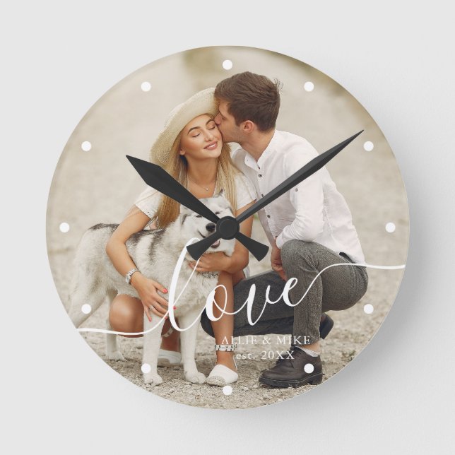 Elegant Script "Love" Custom Photo Runde Wanduhr (Vorderseite)