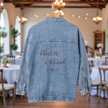 Elegant Script Minimalist Wedding Jeansjacke<br><div class="desc">Elevate your wedding style with our Elegant Script Minimalist Wedding Denim Jacket. This trendy jacket can be customized with the names of the bride and groom,  along with the special date. Perfect for adding a personal touch to your big day!</div>