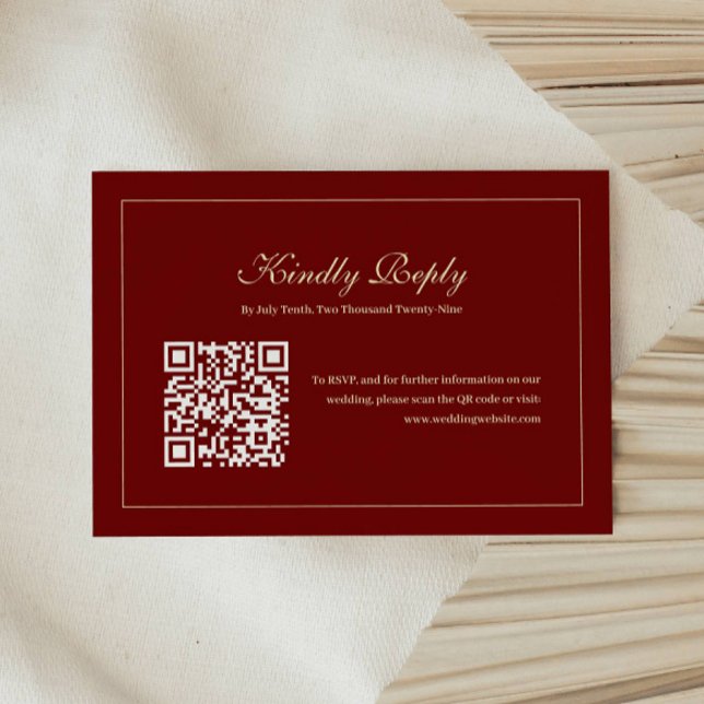 Elegant Script Monogram Wine Red QR Code Wedding RSVP Karte (Von Creator hochgeladen)