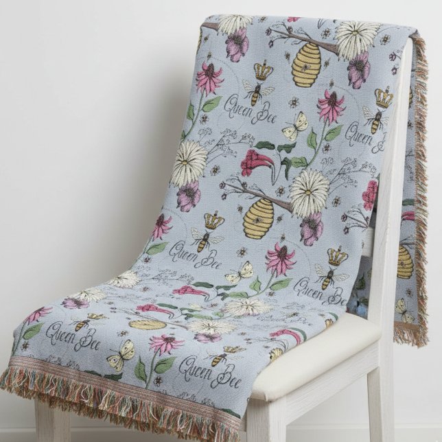 Elegant Silver Mist Day Queen Bee Floral Decke (Light Blue Floral Nature Inspired Queen Bee Blankets. Bee, Wildflower, Beehive, Flowers Pattern)