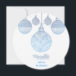 Elegant Simple Blue Christmas Balls Card<br><div class="desc">Freuen Sie sich auf unsere fröhliche Weihnachtsflachkarte mit eleganten Weihnachtsbällen in sanften blauen Farben. Diese reizvolle Karte erweckt die Freude der Saison mit ihrem skurrilen Design. Personalisieren Sie es mit Ihren Namen für eine zusätzliche Touch der Wärme und schaffen Sie einen gepflegten Sake. Teilen Sie das Glück der Ferien mit...</div>