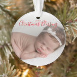 Elegant Simple Red Foto Baby's First Christmas Ornament<br><div class="desc">Hast du dieses Jahr ein Baby bekommen? Fügen Sie Ihrem Baum eine Erinnerung mit diesem Acrylschmuck für das erste Weihnachtsfest des Babys hinzu. Ein modernes und einfaches Design mit der Botschaft "Unser kleiner Weihnachtssegen" in einem eleganten, roten Schriftart über Ihrem Lieblings-Foto auf der Vorderseite. Auf der Rückseite des Hauses befinden...</div>