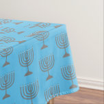 Elegant Sky Blue | Chanukah Hanukkiyah | MENORAH Tischdecke<br><div class="desc">Eleganter Himmelblau MENORAH Tablecloth,  zeigt mit Imitaten silberne Menorah in einem gefliesten Muster. Das Design ist minimalistisch,  einfach,  elegant,  besonders geeignet für Ihre Hanukah Feiern. Erhältlich in anderen Farben,  oder Sie können die Farbe ändern,  indem Sie auf Weitere anpassen klicken und aus der Farbpalette wählen.</div>