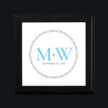 Elegant Sky Blue Monogram Wedding Erinnerungskiste<br><div class="desc">Elegantes Sky Blue Monogram mit schwarzer Milgrain-Grenze. Die gepunktete Grenze erinnert an Milchkorn,  eine Schmuckdetailtechnik,  die häufig für Verlobung und Hochzeitsringe eingesetzt wird. Die Milkorngrenze verleiht dieser mit Monogramm Sake-Geschenkboxen einen modernen und eleganten Stil.</div>