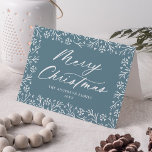 Elegant Snowflake Blau Frohe Weihnachten Non-Foto<br><div class="desc">Elegante Urlaubskarte mit "Fröhlicher Weihnachten" auf der Vorderseite in einem fett-weißen Kalligrafieschrift mit weißem Schneeflocken und Kiefernzweig auf mattiertem, blauen Hintergrund. Personalisieren Sie die Vorderseite der Non-Foto-Urlaubskarte, indem Sie Ihren Namen und das Jahr hinzufügen. Die Innenseite der Karte bietet Platz für die von Ihnen eingegebenen oder handschriftlichen persönlichen Nachrichten. Die...</div>