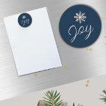 Elegant Snowflake Joy Magnet<br><div class="desc">Mit diesem eleganten Snowflake Joy Magnet fügen Sie Ihrem Urlaubsstil eine Touch Eleganz hinzu. Der runde Magnet zeichnet sich durch eine gebürstete silberne Schneeflocke am oberen Ende und durch das Wort "Joy" im Script-Schriftart aus, wodurch ein festliches und stilvolles Design entsteht. Dieser Magnet eignet sich perfekt für die Verzierung Ihres...</div>