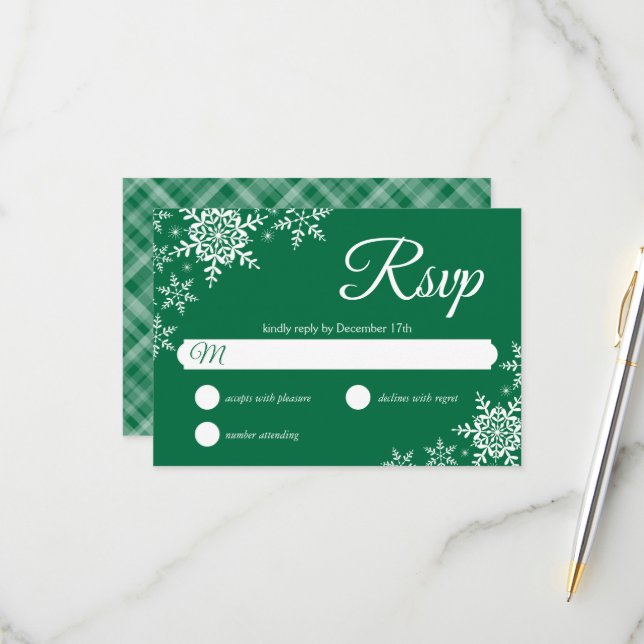 Élégant Snowflakes Plaid Dark Green Wedding RSVP (Devant/Arrière en situation)