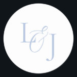 Elegant & stilvoll Dusty Blue Monogram Wedding Runder Aufkleber<br><div class="desc">Vielseitiger und schicker Monogramm Aufkleber. Dieser einfache,  frische und saubere Hochzeitsaufkleber zeichnet sich durch ein zeitgemäßes Set von Schriftart mit individuell anpassbaren Initialen vor einem schicken,  staubblauen Hintergrund aus.</div>