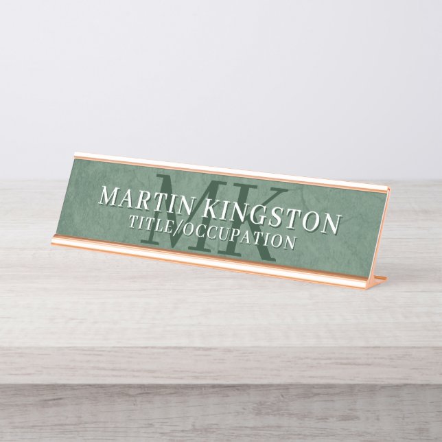 Elegant Stone Texture Dark Green Monogram Name Schreibtischnamensplakette (Vorderseite )