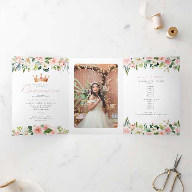 Elegant & Sweet Blush Pink Floral Quinceñera Dreifach Gefaltete Urlaubskarte (Innenseite)