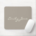 Elegant Taupe Brown Handwriting Script Name Custom Mousepad<br><div class="desc">Dieses benutzerdefinierte Mauspad zeigt Ihren Namen in schönen handgeschriebenen Schriftzeichen auf einem stilvollen braunen Hintergrund. Tolle Geschenkidee.</div>