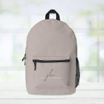 Elegant Taupe Personalisiert Bedruckter Rucksack<br><div class="desc">Minimal und elegant taupe Rucksack. Personalisieren Sie mit Ihren Monogramm-Initialen und Namen in einer Mischung aus einem schicken dunkelbraunen Skript und einfachen modernen weißen Typografie.</div>