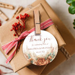 Elegant Terracotta Boho Pampas Grass Wedding Favor Runder Aufkleber<br><div class="desc">Add the perfect finishing touch to your celebration with the Elegant Custom Terracotta Calligraphy Floral Pampas Grass Boho Wedding Favor Sticker. A stylish detail designed to elevate your wedding aesthetic. Featuring warm terracotta tones, delicate floral accents, and soft pampas grass elements, this boho-inspired wedding sticker captures the beauty of modern...</div>