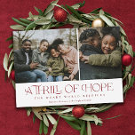 Elegant Thrill of Hope Two Foto Red Christmas Feiertagskarte<br><div class="desc">Dieses schöne Ferien zwei Fotokarten enthält einen Satz aus dem Song "Oh, Heilige Nacht" - "Ein Nervenkitzel der Hoffnung; die müde Welt freut sich." Was für eine große Erinnerung, dass Christus unsere Hoffnung ist, und wir können uns freuen, während wir Seine Geburt feiern. Der Rücken enthält ein Aquarellmuster aus Beeren...</div>
