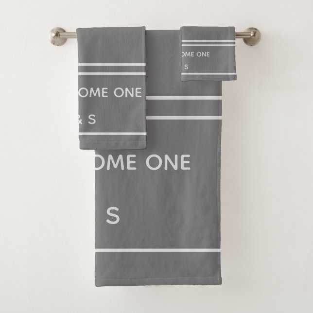Elegant Two wird ein graues und weißes Monogramm Badhandtuch Set (Insitu)