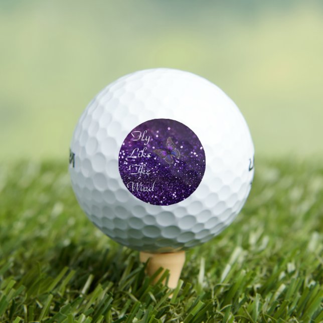 Elegant verzaubern: Der Lila Schmetterling Golfball (Insitu T-Shirt)
